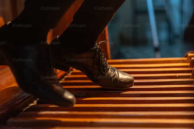 Pies de Organista - Banco de imágenes católicas - Fotografía por Titi Maciel Pérez