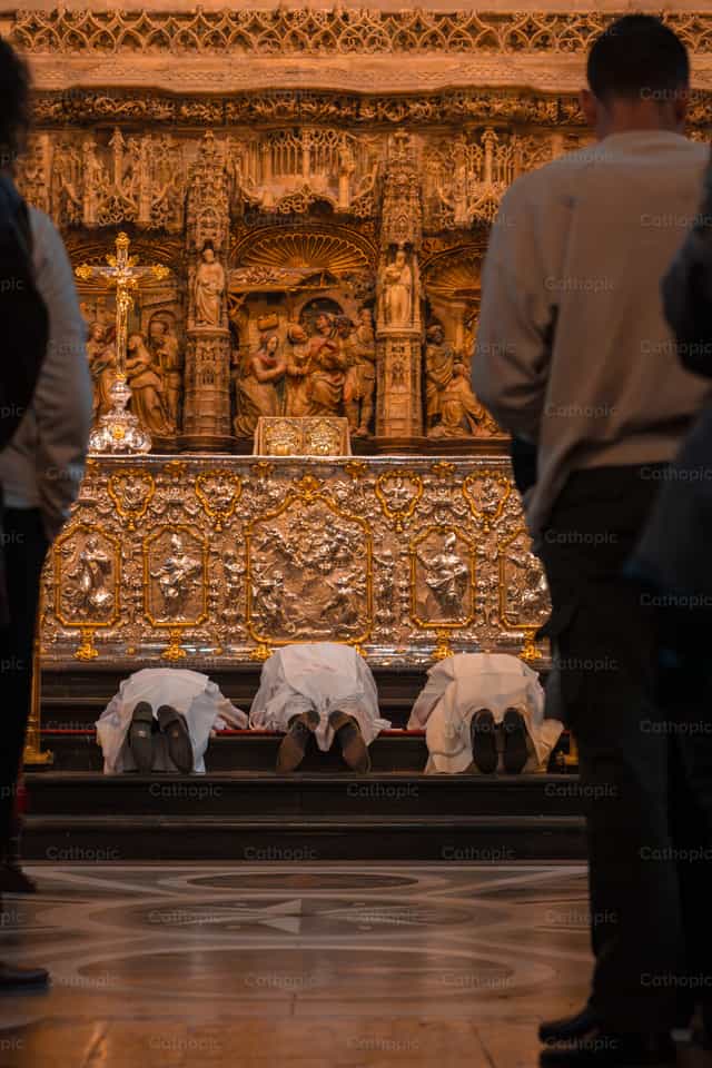 Sacerdotes postrados - Banco de imágenes católicas - Fotografía por Rodrigo De Miguel