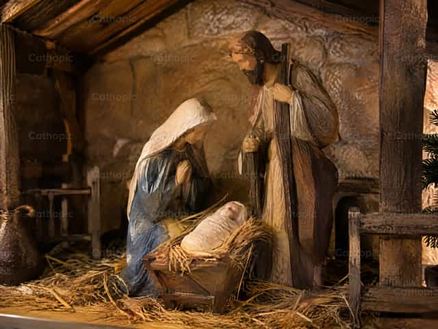 Sculpture en bois de la Nativité de la Sainte Famille - Images catholiques de stock