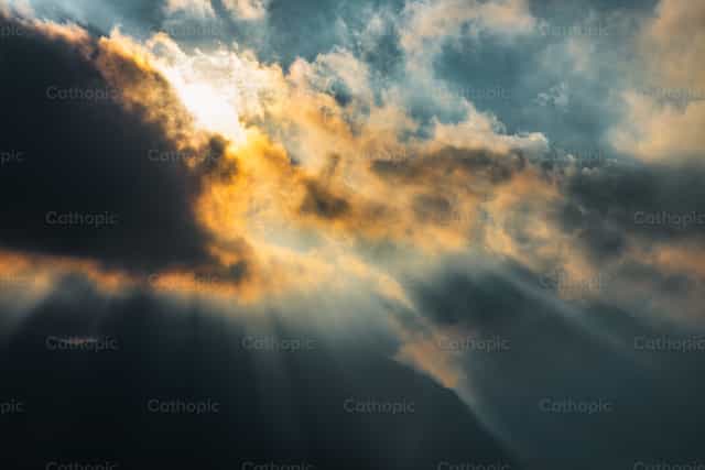 Raios divinos do sol entre as nuvens - Imagens católicas de stock - Foto de Michelangelo Oprandi