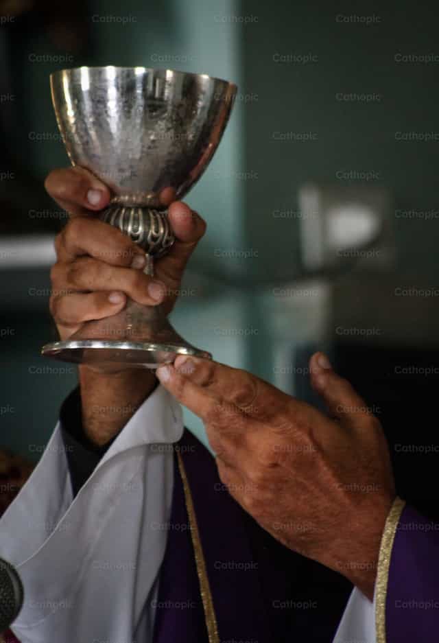 Cura consagrando el vino y el pan - Banco de imágenes católicas - Fotografía por Yandry Fernández Perdomo