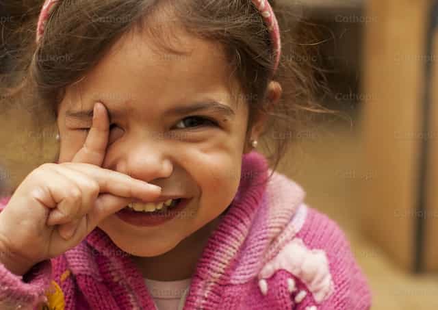 Jugando a capturar fotos - Banco de imágenes católicas - Fotografía por Pitangus Alfonso Asensio