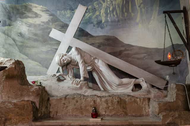 Jesus fällt zum ersten Mal - Katholische Stockfotos