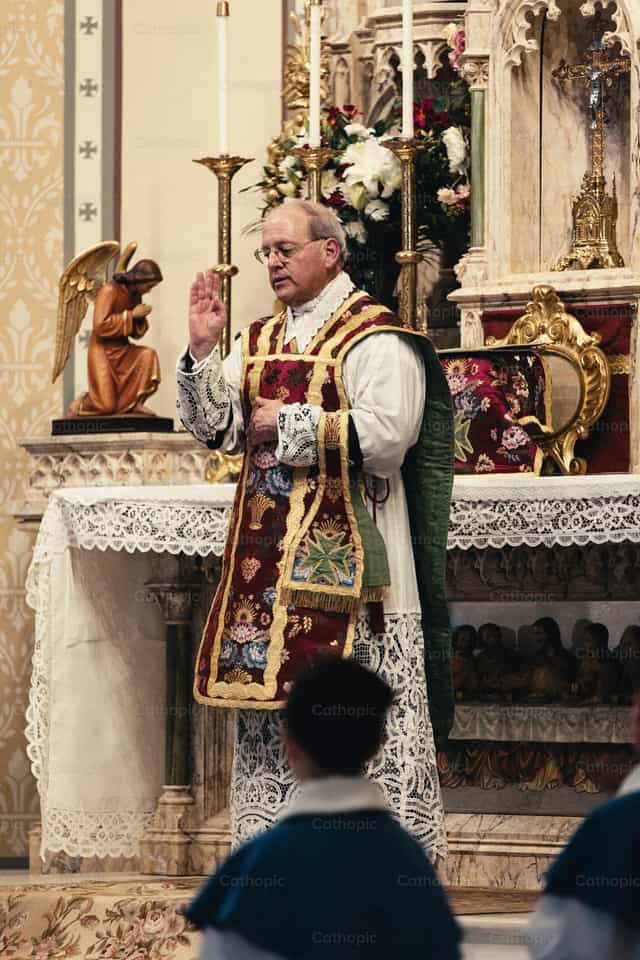 Bendición final - Banco de imágenes católicas - Fotografía por Carlos Sierra