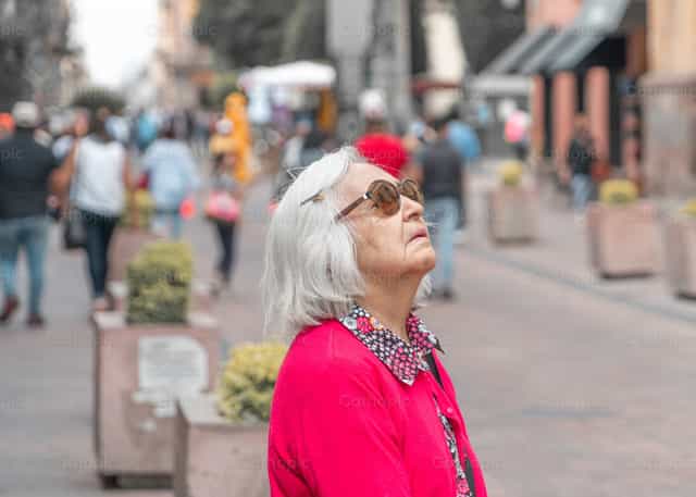 Mujer mayor - Banco de imágenes católicas - Fotografía por Cathopic