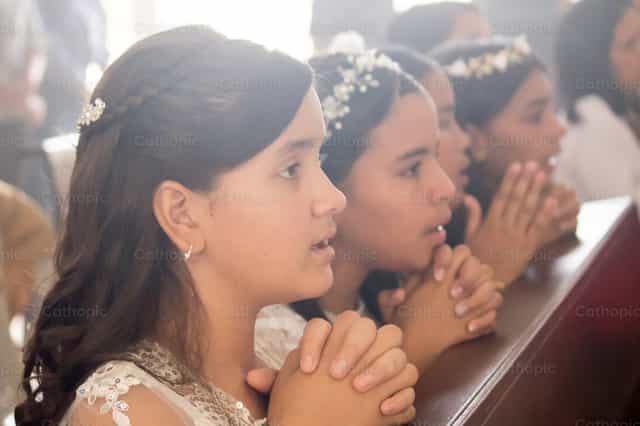 Meninas em oração - Imagens católicas de stock