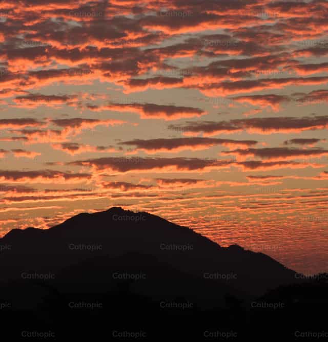 Cima de montaña en un dramatico atardecer - Banco de imágenes católicas - Fotografía por Sandra Otalora