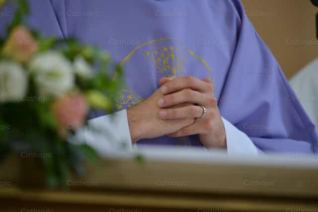 Manos del sacerdote celebrando Misa - Banco de imágenes católicas - Fotografía por Lucia Ceballos y Spina