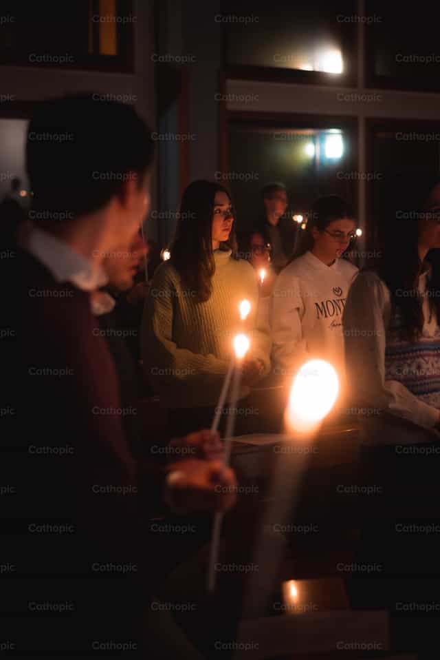 Prière à la lueur des bougies - Images catholiques de stock - Photo de Vytautas Markūnas SDB