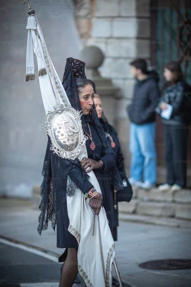 Mujer cargando símbolos durante procesión - Banco de imágenes católicas - Fotografía por Yandry Fernández Perdomo