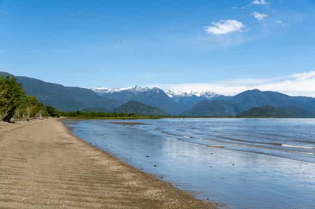 Plaża i góry w fiordzie Aysén, Patagonia - Katolickie zdjęcia stockowe