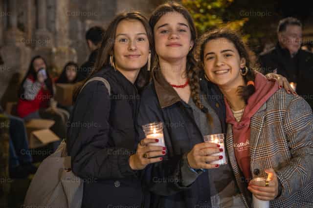 Tres jóvenes mujeres comparten su alegría - Banco de imágenes católicas - Fotografía por Yandry Fernández Perdomo
