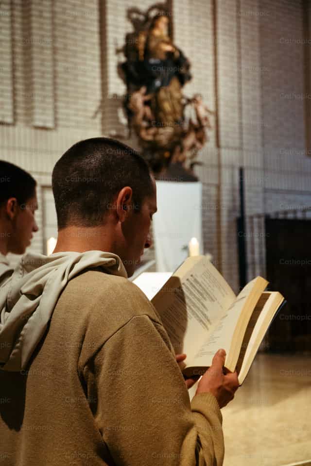 Monjes rezando ante María - Banco de imágenes católicas - Fotografía por Almures Studio