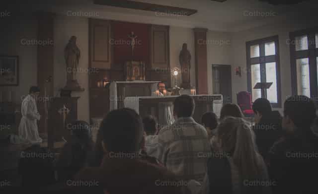 Adoracion del Santisimo Sacramento - Banco de imágenes católicas - Fotografía por Yandry Fernández Perdomo