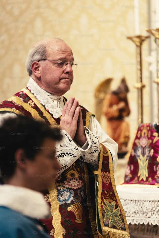 El sacerdote reza en el lado de la epístola - Banco de imágenes católicas