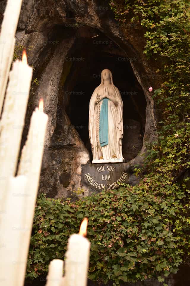 Gruta de la Virgen de Lourdes - Banco de imágenes católicas