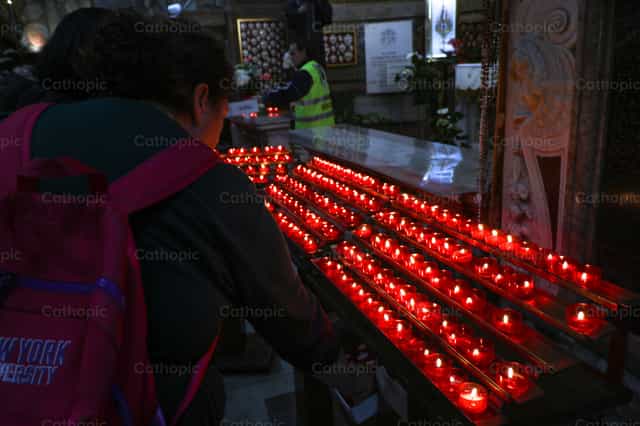 La preghiera come una candela - Immagini stock cattoliche - Foto di Joseph Macnaught