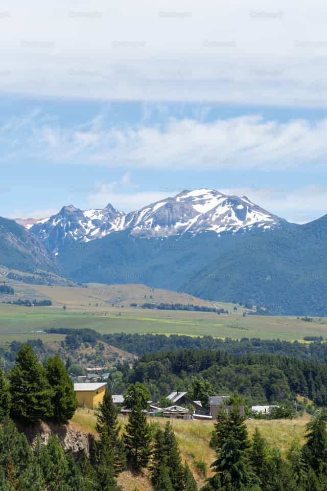 Montagne innevate e valle di Coyhaique - Immagini stock cattoliche - Foto di Fabián Pérez