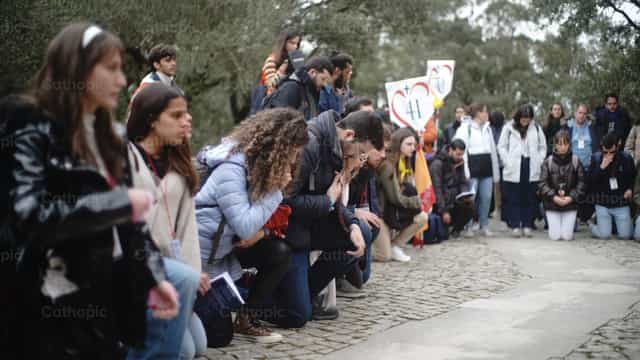 Jovenes rezando - Banco de imágenes católicas - Fotografía por Lupe Belmonte