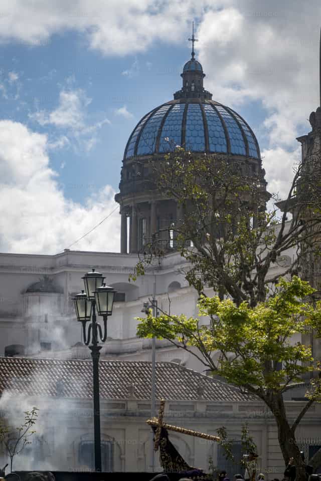 Procesión frente a Catedral Metropolitana - Banco de imágenes católicas