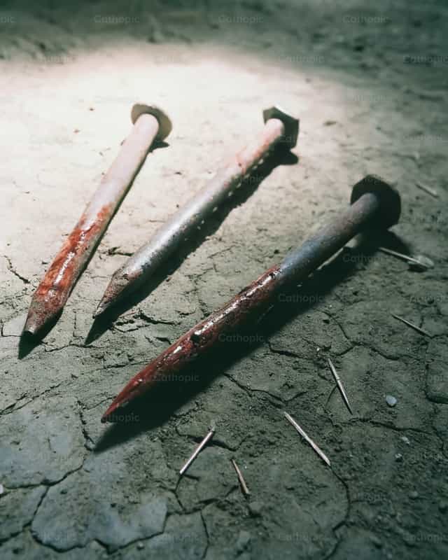 Tres grandes clavos oxidados - Banco de imágenes católicas - Fotografía por God Designer