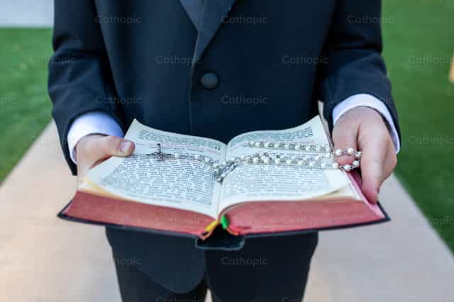 La force par la prière - Images catholiques de stock