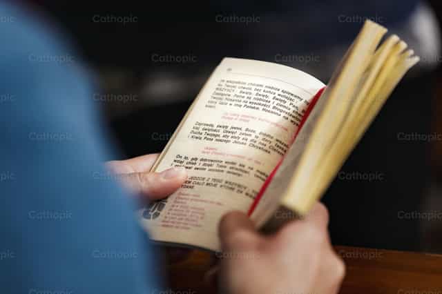 Detalle de un libro de oraciones en polaco - Banco de imágenes católicas - Fotografía por Diócesis de Córdoba