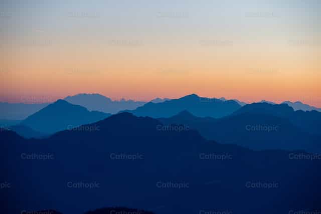 Silueta de las montañas Orobie al atardecer - Banco de imágenes católicas - Fotografía por Pierluigi Palazzi