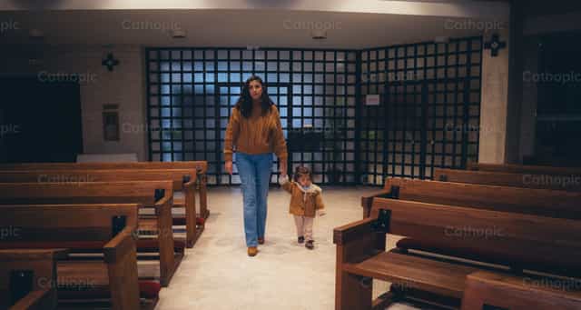 Madre e hija caminando hacia el altar - Banco de imágenes católicas - Fotografía por Almures Studio