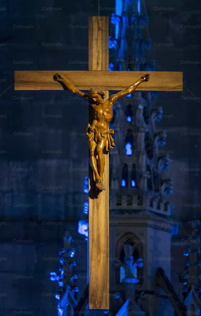 Crucifijo de madera suspendido dentro de una iglesia - Banco de imágenes católicas