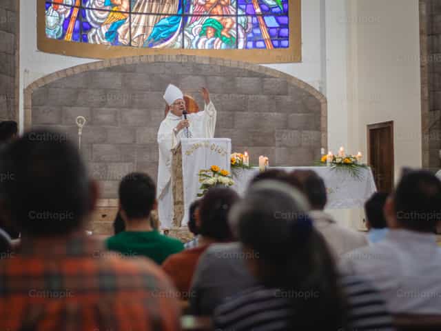Homily - Catholic stock images - Photo by Antonella Ullauri