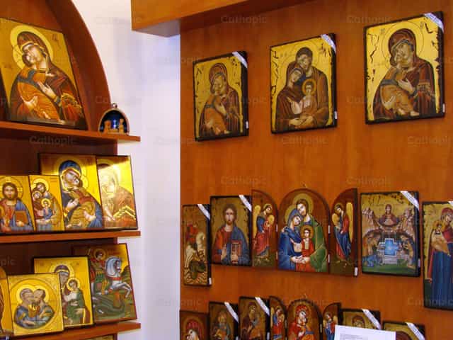 Paredes con iconos de santos pintados sobre madera - Banco de imágenes católicas