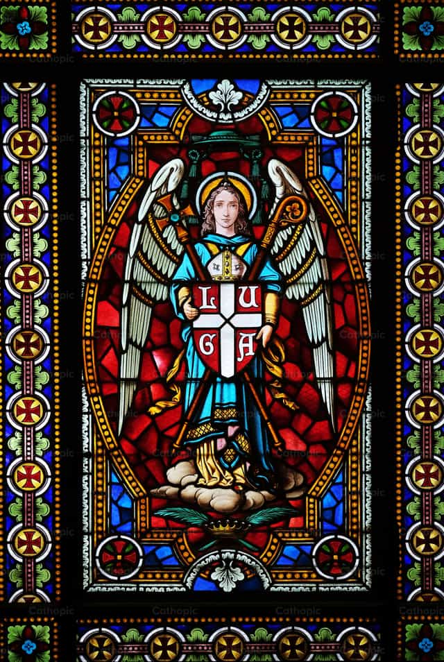 Ángel, vidriera en la Catedral de San Lorenzo en Lugano, Suiza - Banco de imágenes católicas