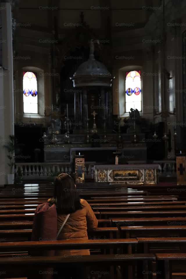Mulher em oração - Imagens católicas de stock - Foto de Saul Ibarra