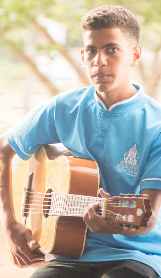 Guitarrista - Banco de imágenes católicas - Fotografía por Carlos Daniel