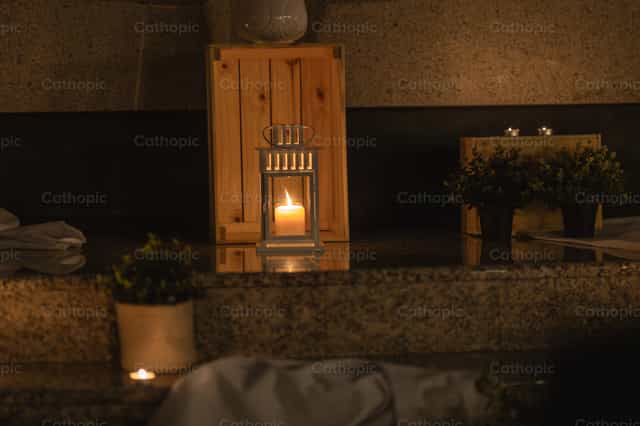 Bougie allumée pendant la prière - Images catholiques de stock - Photo de Yandry Fernández Perdomo