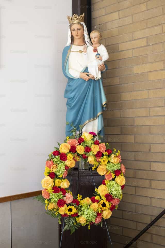 María y su corona de flores - Banco de imágenes católicas
