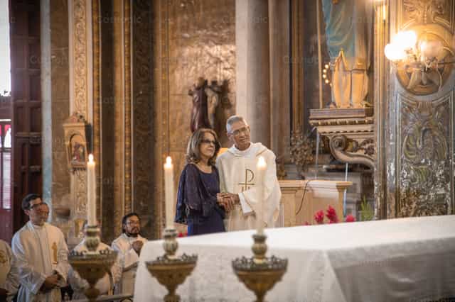 Diácono casado en la iglesia - Banco de imágenes católicas - Fotografía por Yandry Fernández Perdomo