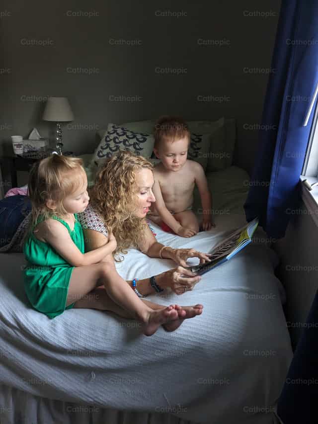 Tiempo de lectura - Banco de imágenes católicas - Fotografía por Annie Stratmann