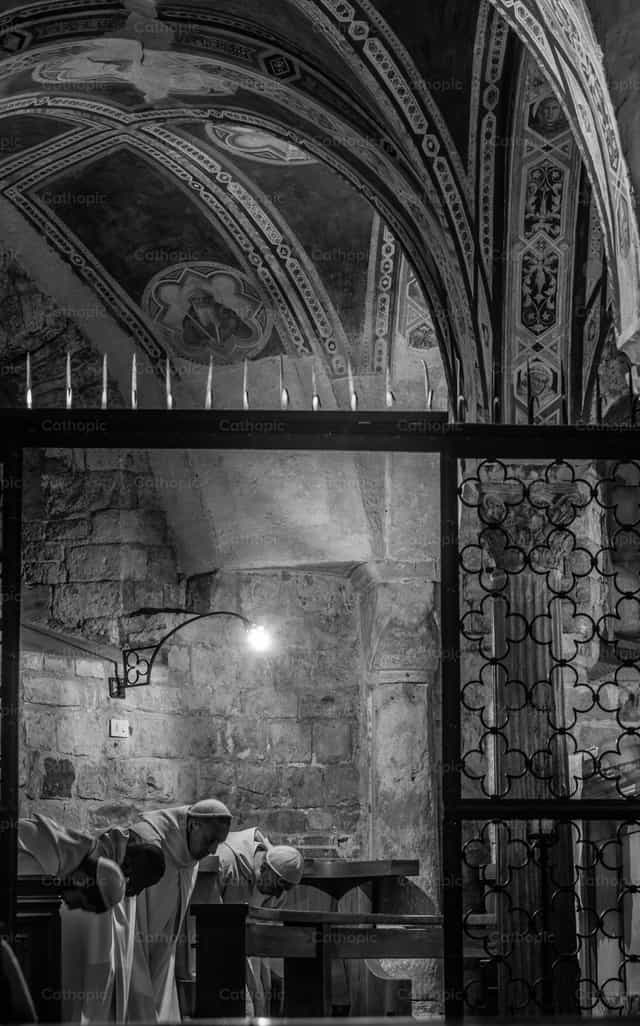 Monjes meditando - Banco de imágenes católicas - Fotografía por Pierluigi Palazzi