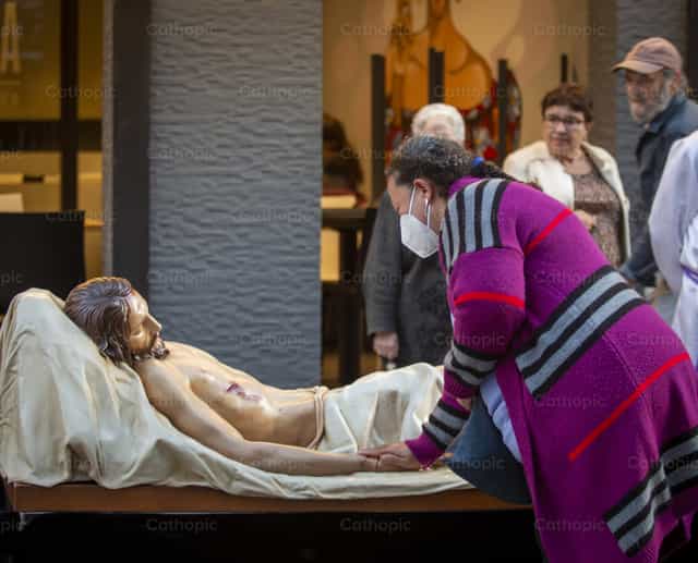 Frau betet vor dem toten Jesus - Katholische Stockfotos - Foto von Yandry Fernández Perdomo