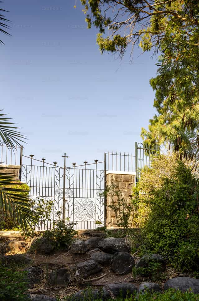 Giardino della Chiesa delle Beatitudini – Garden Grille - Immagini stock cattoliche