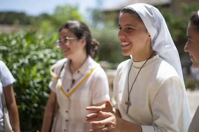 Sœur souriante - Images catholiques de stock - Photo de Álvaro García