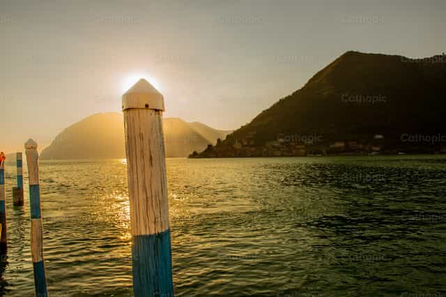 Lago com sol - Imagens católicas de stock - Foto de Pierluigi Palazzi