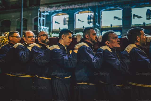 Des hommes portant l’image du Christ en procession - Images catholiques de stock - Photo de Adrian Martínez Cádiz