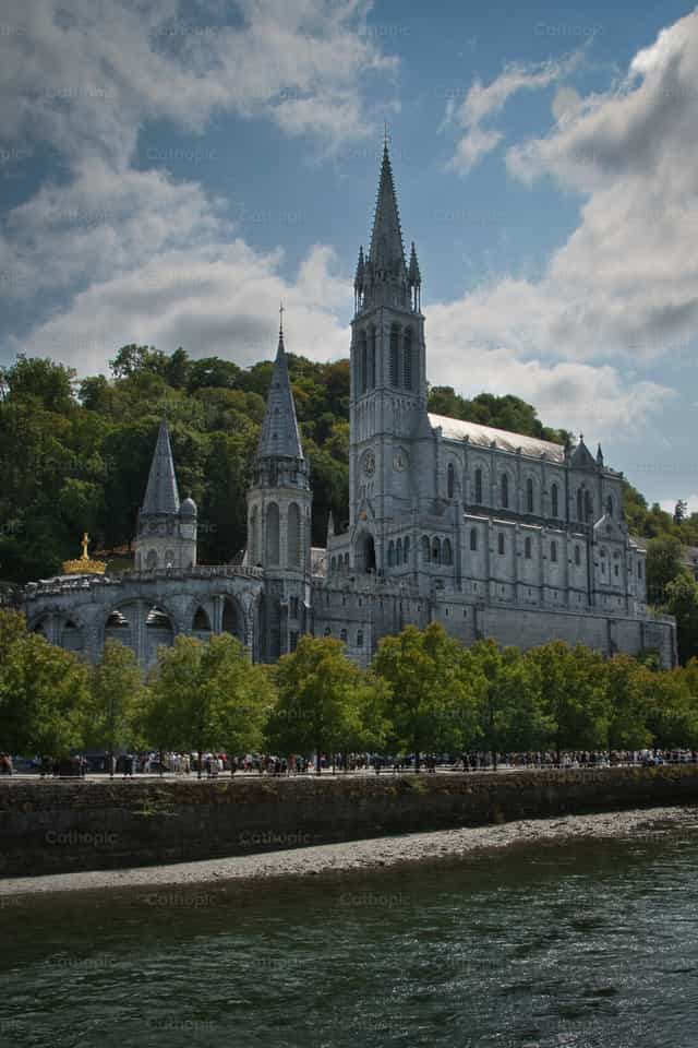 Sanctuaire de Notre-Dame de Lourdes - Images catholiques de stock