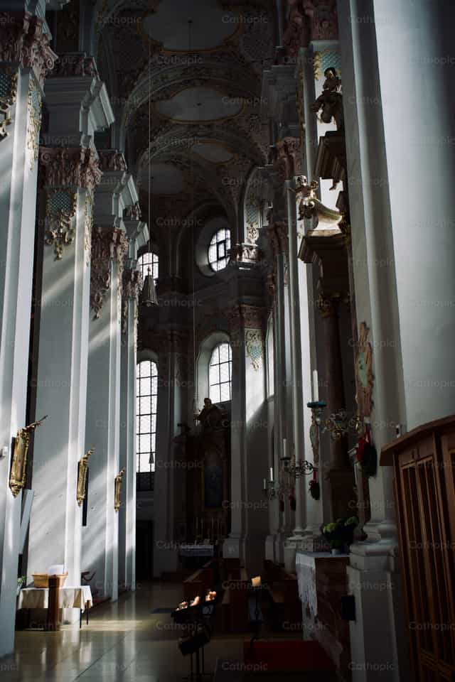 Interior de Heilig Geist Kirche o Iglesia del Espíritu Santo - Banco de imágenes católicas - Fotografía por Lupe Belmonte