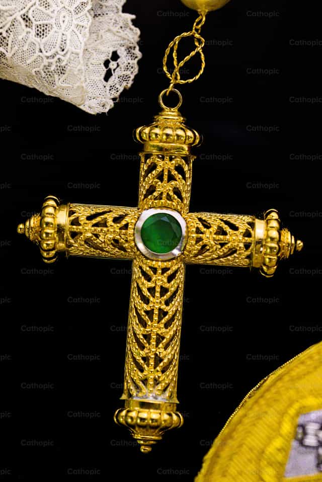 Cruz de ouro e esmeraldas - Imagens católicas de stock - Foto de Julián Iglesias
