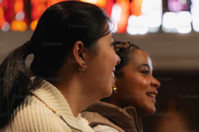 Young women at multicultural meeting - Banco de imágenes católicas - Fotografía por Almures Studio