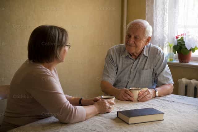 Visita pastoral a un hombre mayor - Banco de imágenes católicas - Fotografía por Filip Pleše